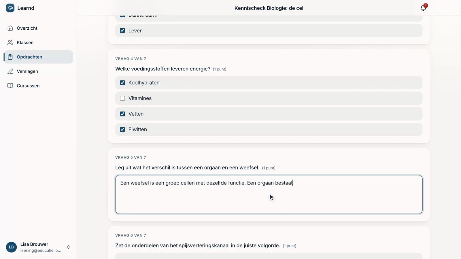 Een leerling maakt een kennischeck biologie met meerkeuzevragen en een open vraag