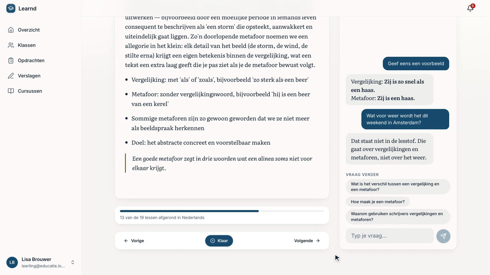 Een les Nederlands over vergelijking en metafoor, met de AI-assistent ernaast die zegt dat een vraag over het weer niet in de les staat